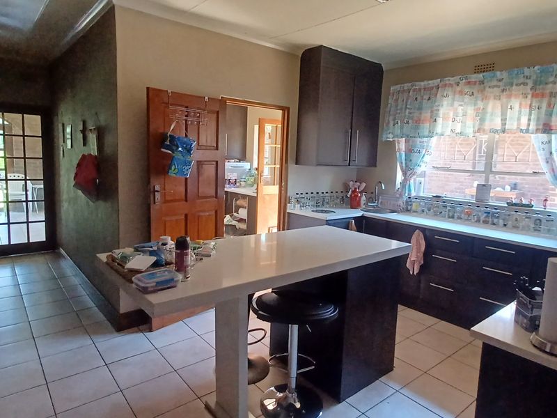 Stunning and Stylish  entertainer with pool,Huge, contemporary  4-bedroom home - Photo 9