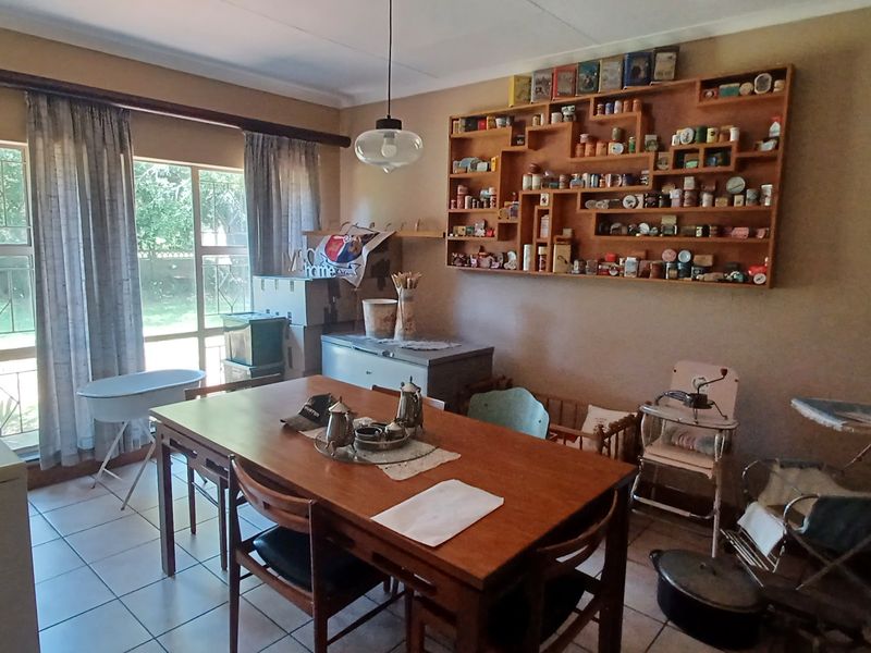 Stunning and Stylish  entertainer with pool,Huge, contemporary  4-bedroom home - Photo 6