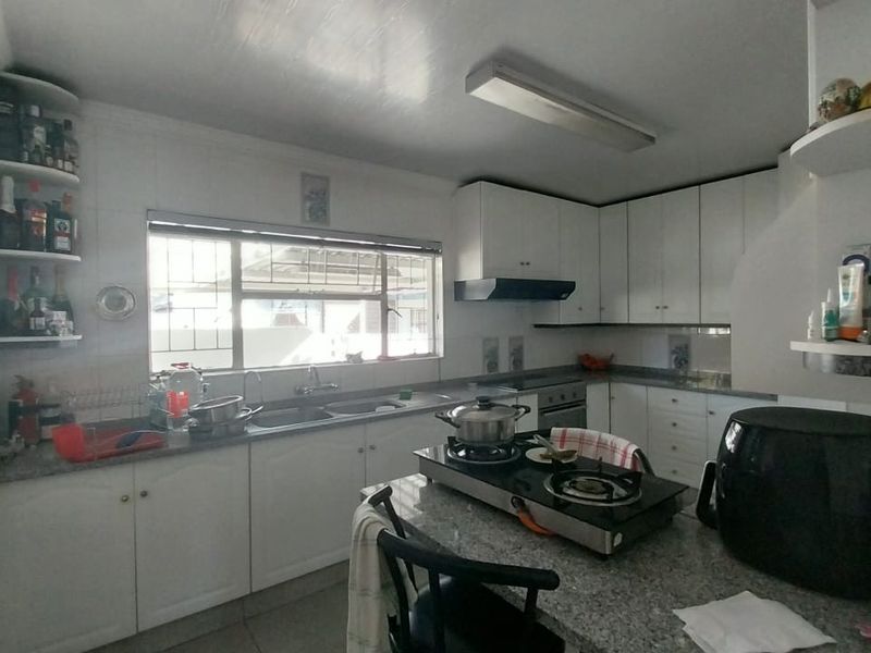 Luxurious 4-Bedroom Home in Sunset Park, Secunda - Photo 9