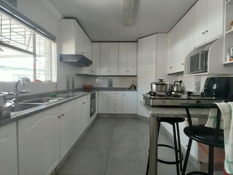 Luxurious 4-Bedroom Home in Sunset Park, Secunda - Photo 8