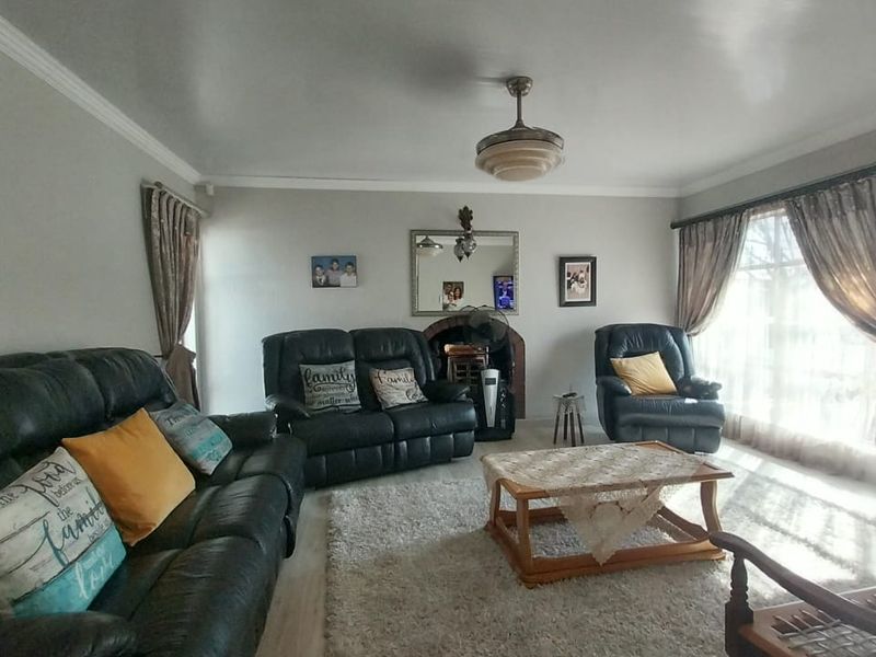 Luxurious 4-Bedroom Home in Sunset Park, Secunda - Photo 3
