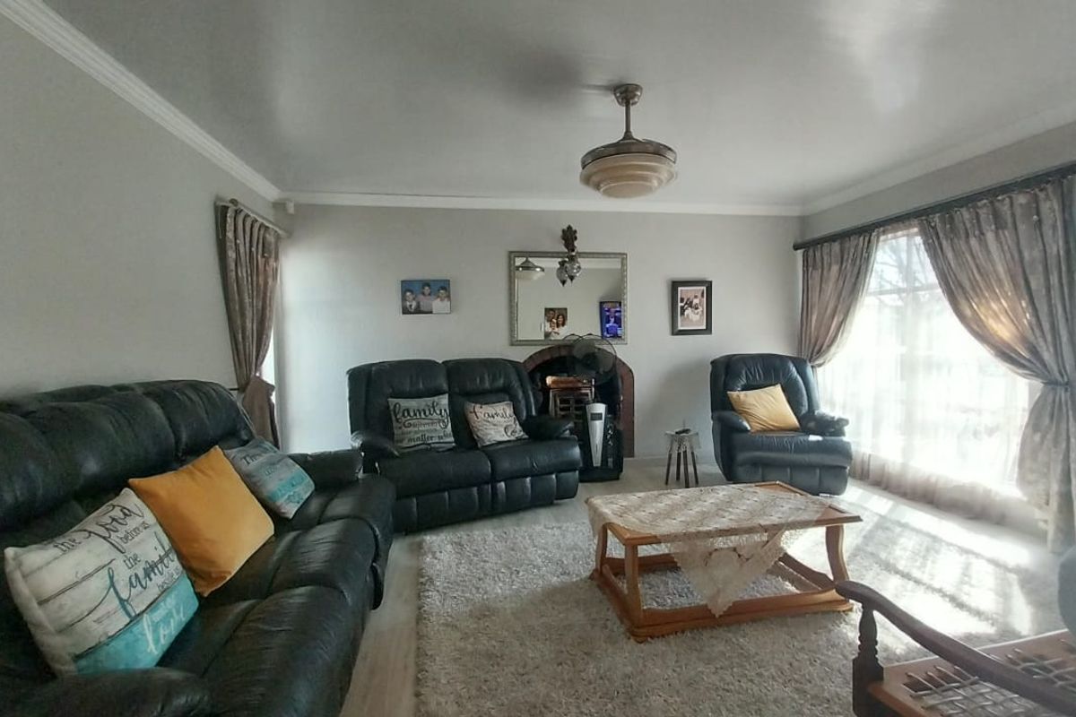 Luxurious 4-Bedroom Home in Sunset Park, Secunda - Photo 3