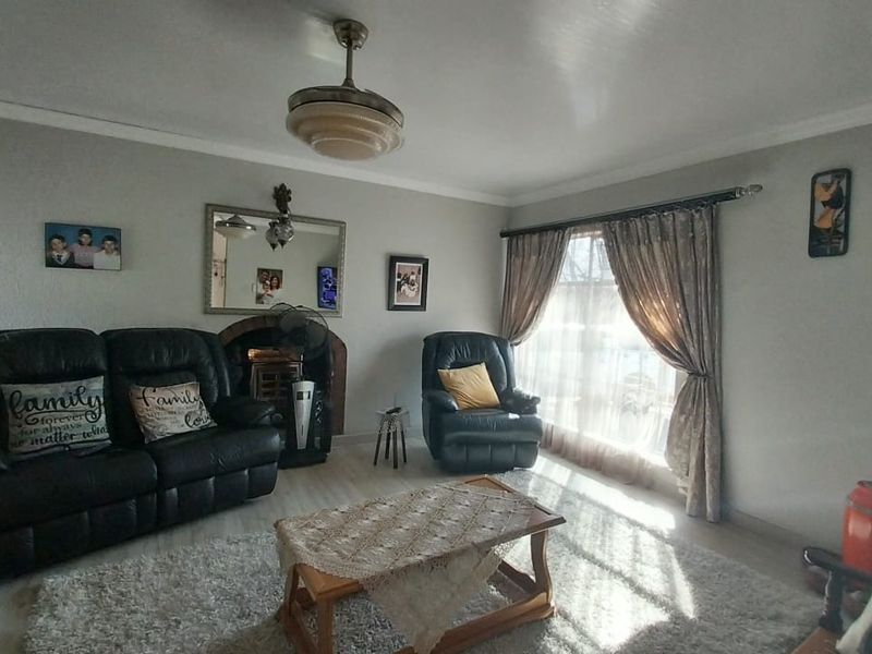 Luxurious 4-Bedroom Home in Sunset Park, Secunda - Photo 4