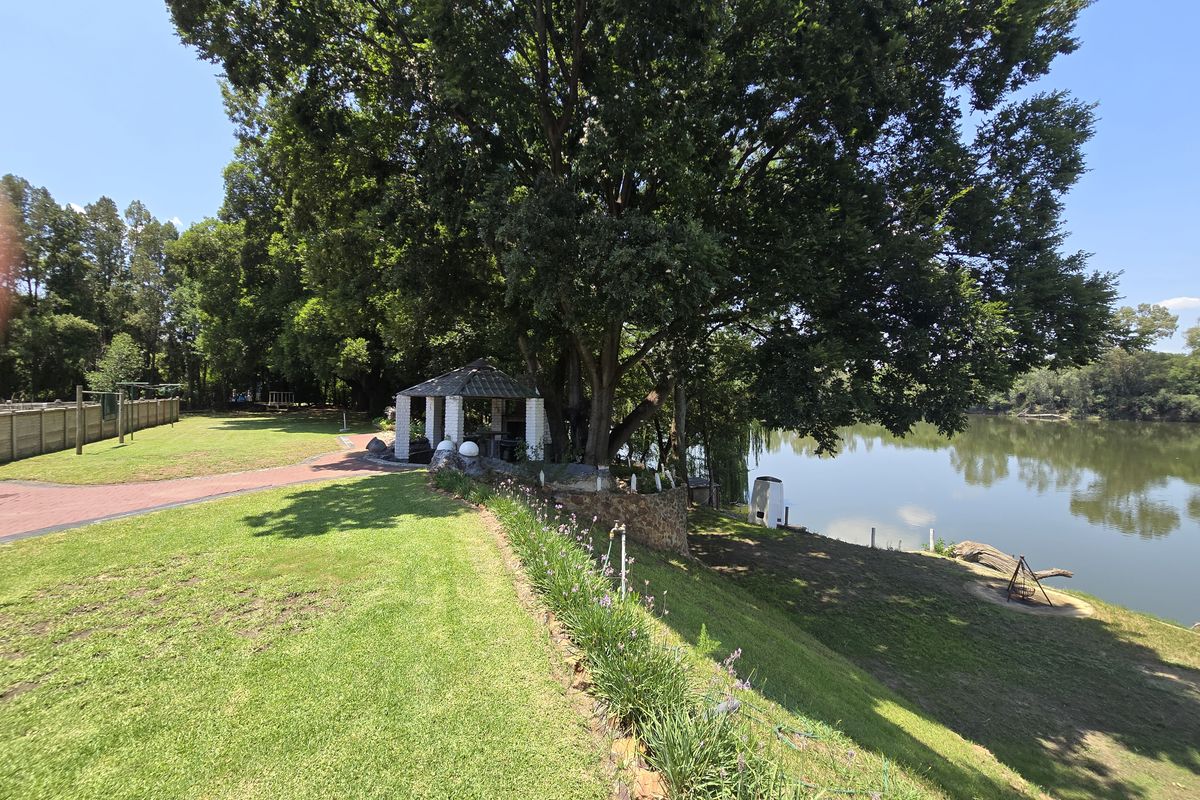 Stunning Riverfront Property - Photo 3