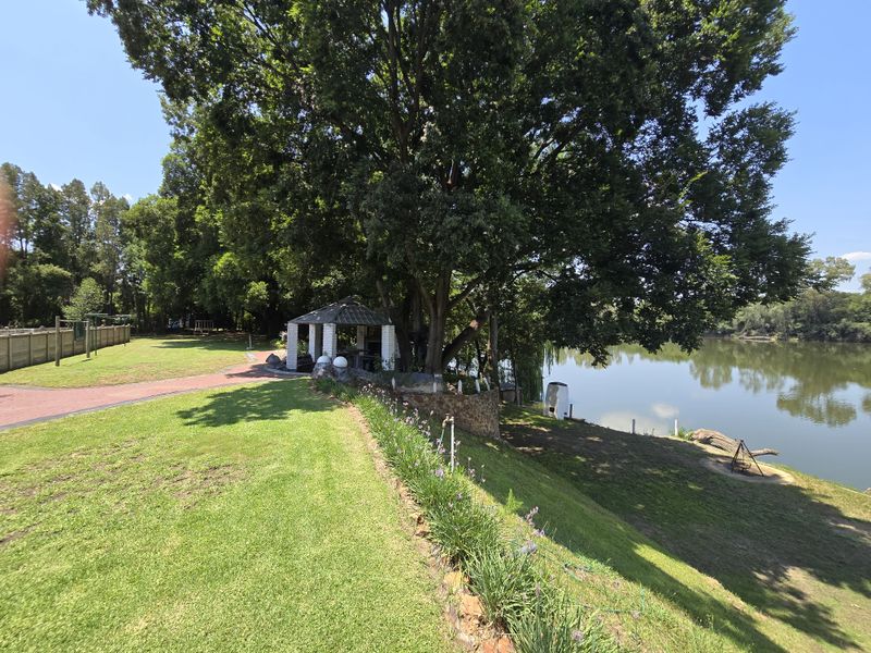 Stunning Riverfront Property - Photo 3