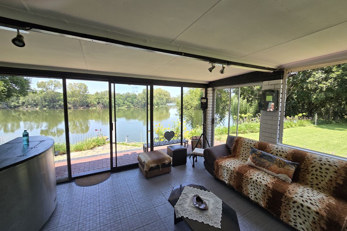 Stunning Riverfront Property - Photo 4