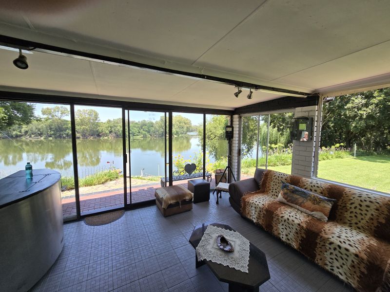 Stunning Riverfront Property - Photo 4