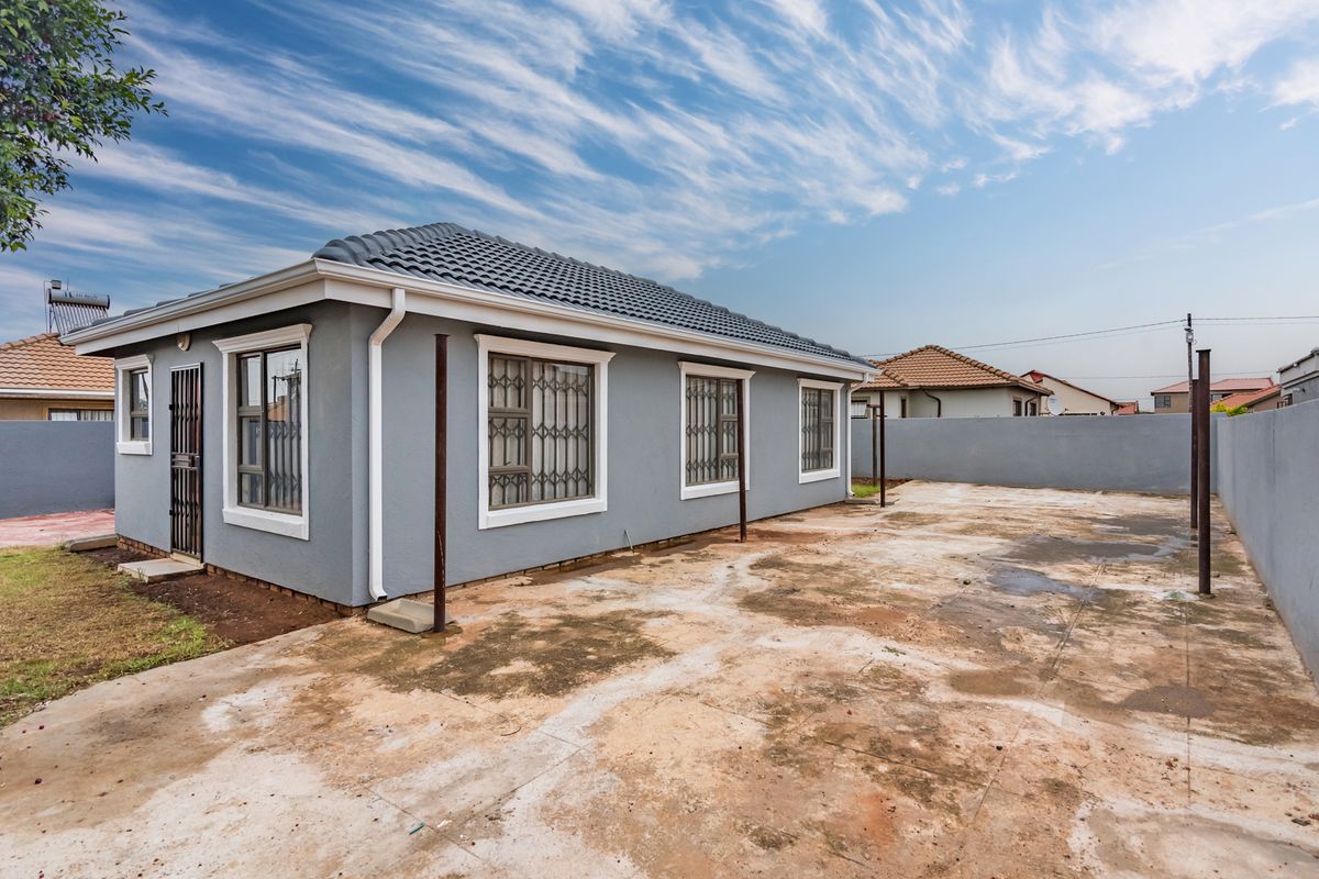 Beautiful 3-Bedroom Home! - Photo 2
