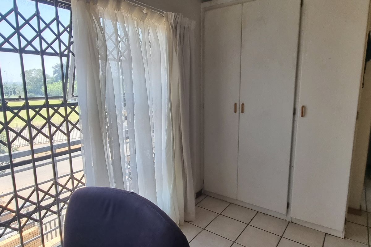 Large studio unit with a nice view. - Photo 4