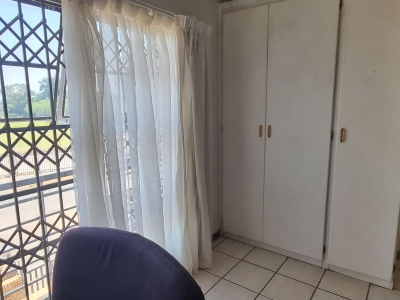 Large studio unit with a nice view. - Photo 4