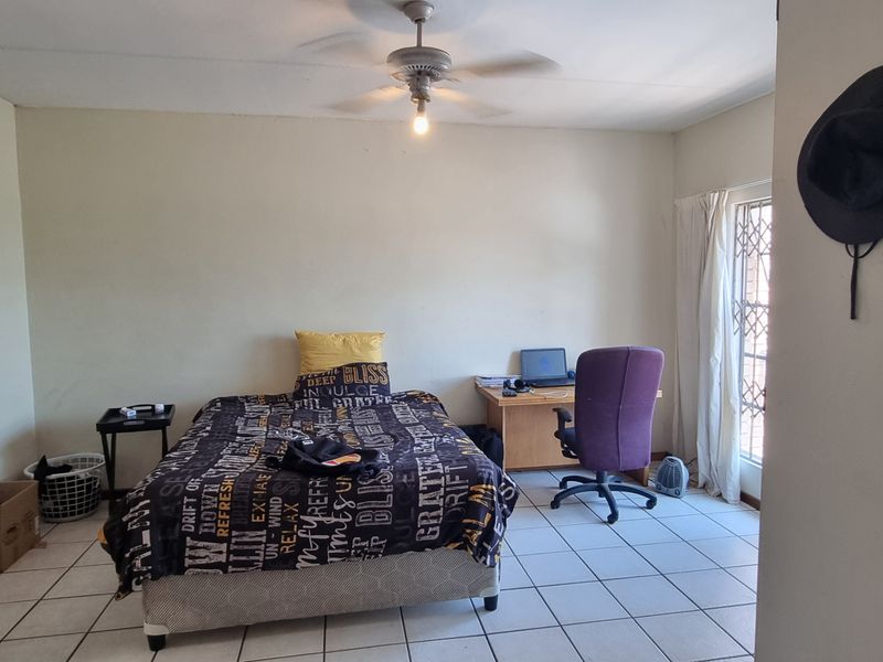 Large studio unit with a nice view. - Photo 5