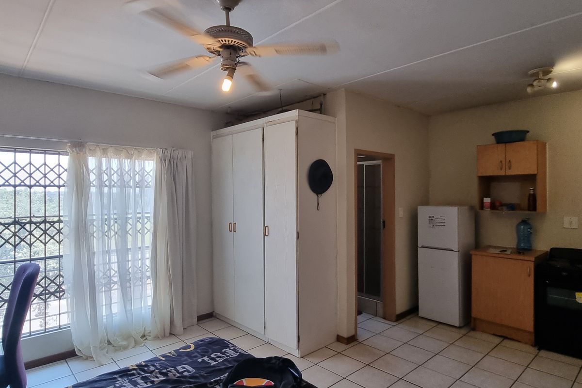 Large studio unit with a nice view. - Photo 2