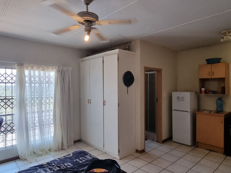 Large studio unit with a nice view. - Photo 2