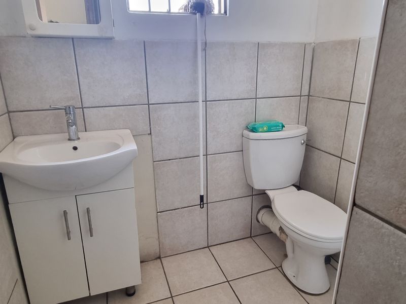 Large studio unit with a nice view. - Photo 10