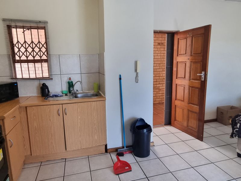 Large studio unit with a nice view. - Photo 8