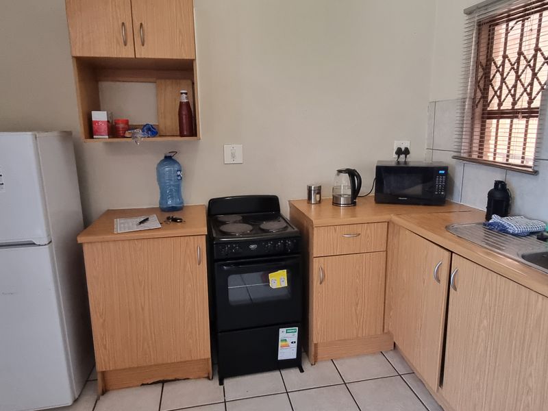 Large studio unit with a nice view. - Photo 7