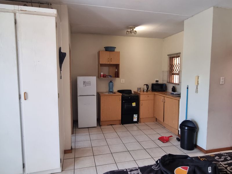 Large studio unit with a nice view. - Photo 6