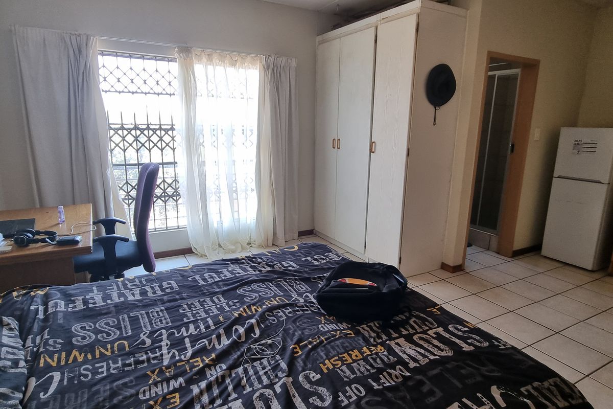 Large studio unit with a nice view. - Photo 3