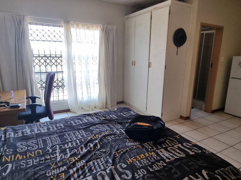 Large studio unit with a nice view. - Photo 3