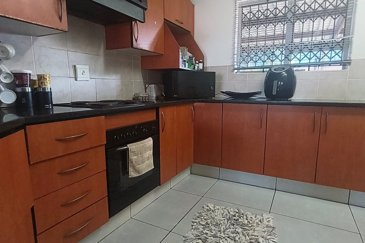 Beautiful upmarket Townhouse - Photo 2