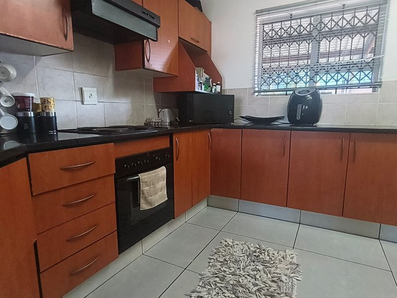 Beautiful upmarket Townhouse - Photo 2