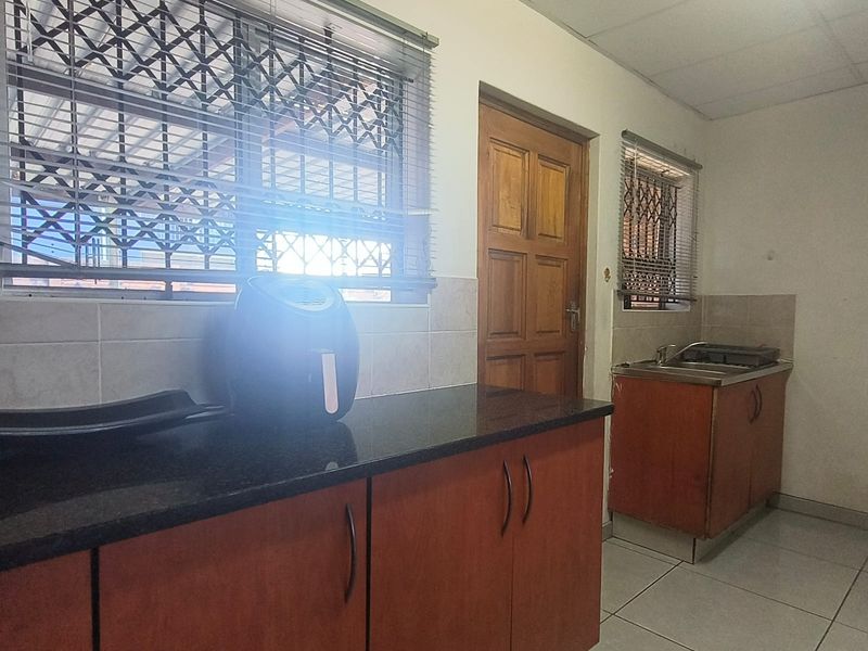 Beautiful upmarket Townhouse - Photo 4