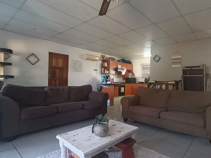 Beautiful upmarket Townhouse - Photo 7