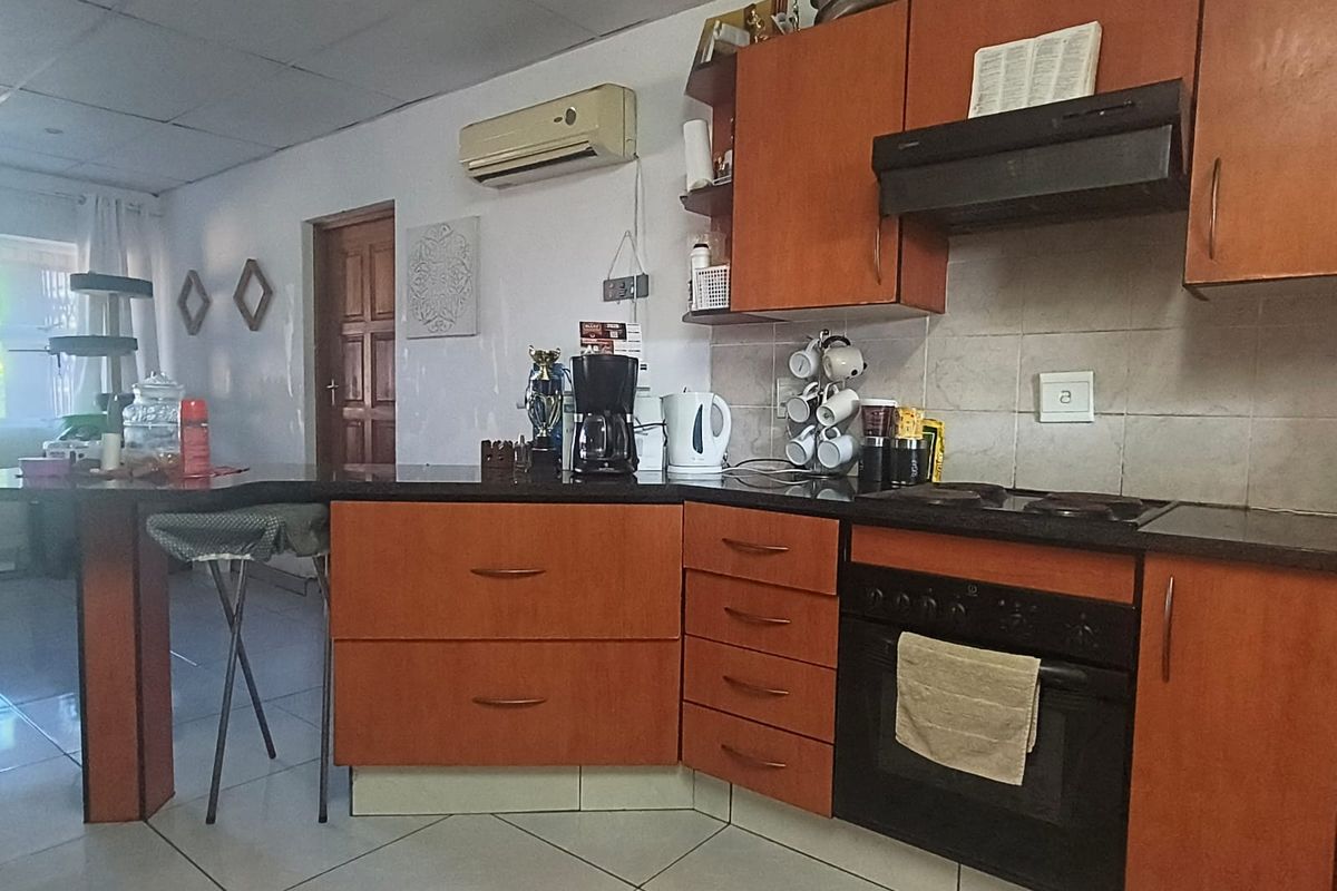 Beautiful upmarket Townhouse - Photo 3