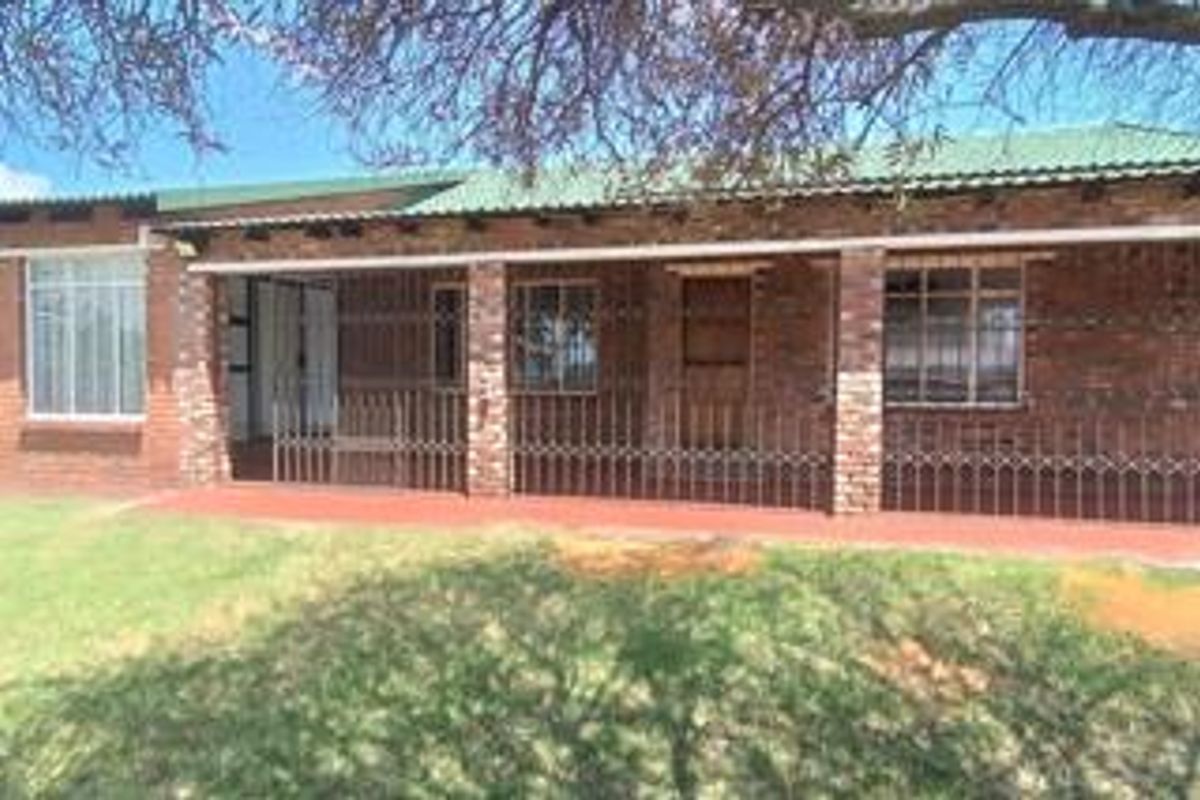 Townhouse for Sale in quiet area of Parys - Joint Mandate - Photo 2