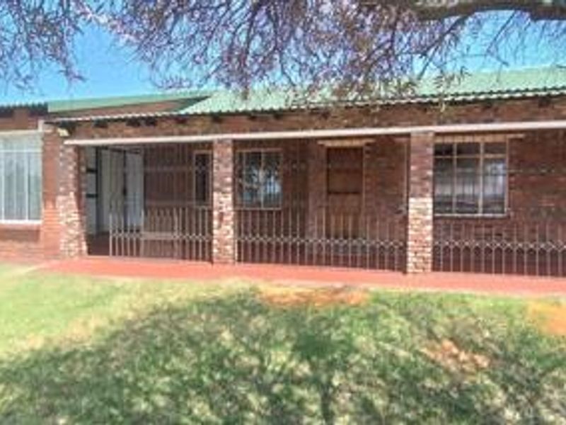 Townhouse for Sale in quiet area of Parys - Joint Mandate - Photo 2