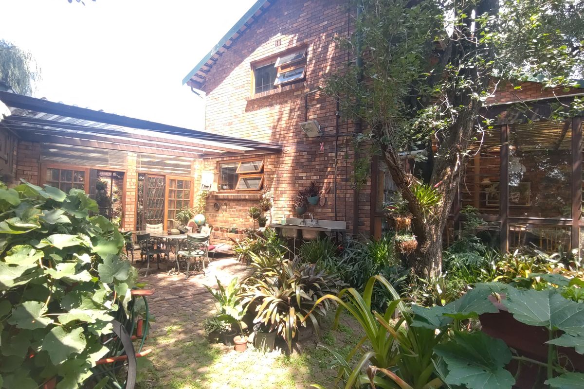 Spacious Family Home with Endless Business Potential in Heidelberg Central - Photo 2