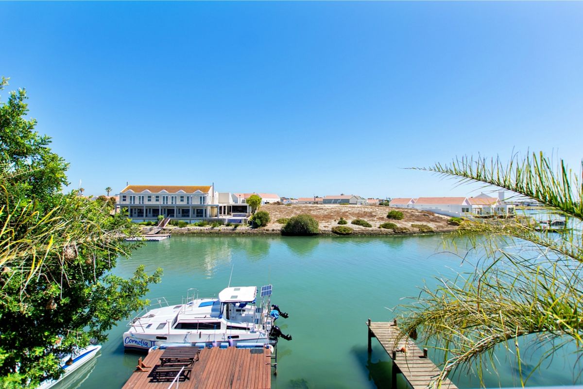 Waterfront Luxury – Stunning Marina Home with Private Jetty & Breathtaking Views! - Photo 3