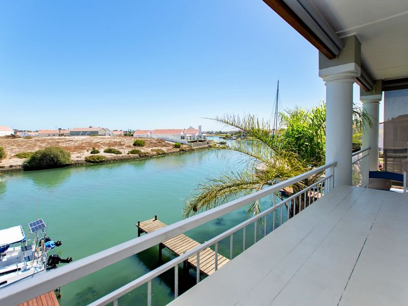 Waterfront Luxury – Stunning Marina Home with Private Jetty & Breathtaking Views! - Photo 4