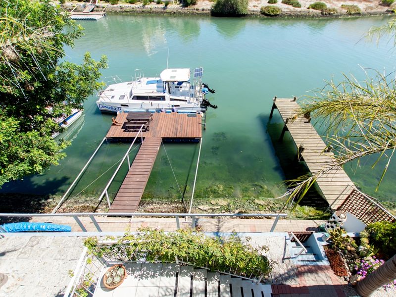 Waterfront Luxury – Stunning Marina Home with Private Jetty & Breathtaking Views! - Photo 7