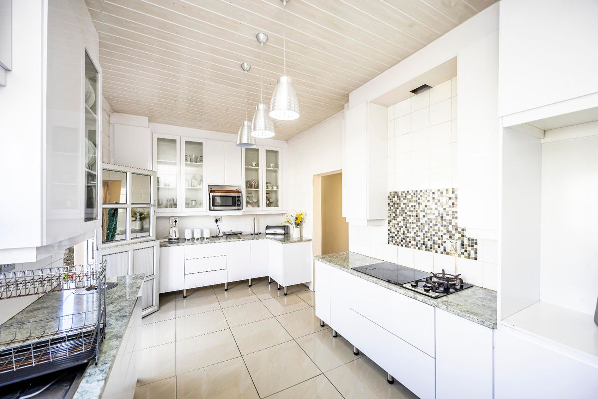 Spacious 6-Bedroom Home for Sale in Summerpride - Photo 2