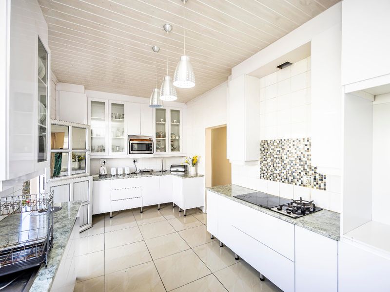 Spacious 6-Bedroom Home for Sale in Summerpride - Photo 2