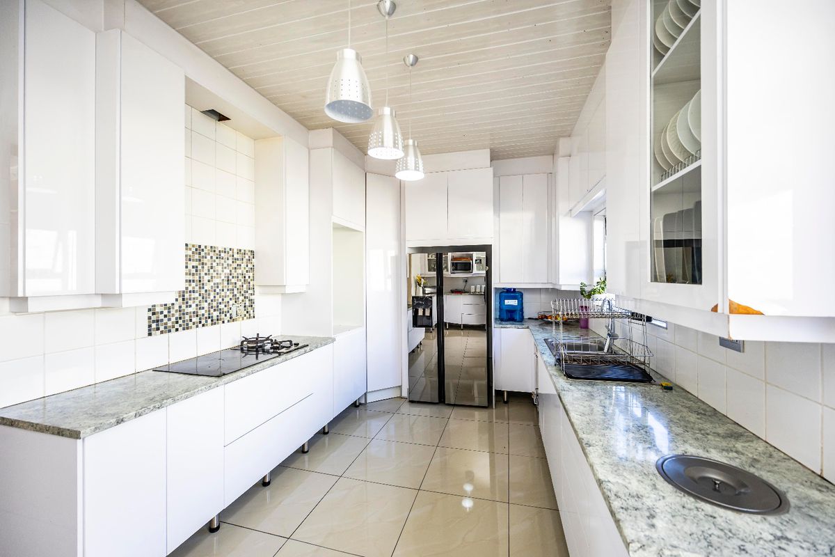 Spacious 6-Bedroom Home for Sale in Summerpride - Photo 5