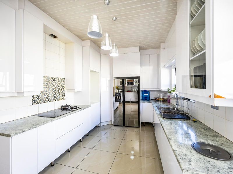 Spacious 6-Bedroom Home for Sale in Summerpride - Photo 5