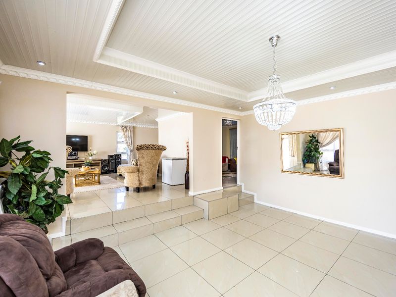 Spacious 6-Bedroom Home for Sale in Summerpride - Photo 10