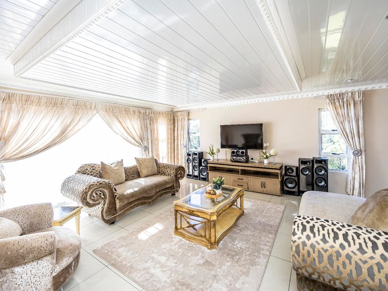 Spacious 6-Bedroom Home for Sale in Summerpride - Photo 9