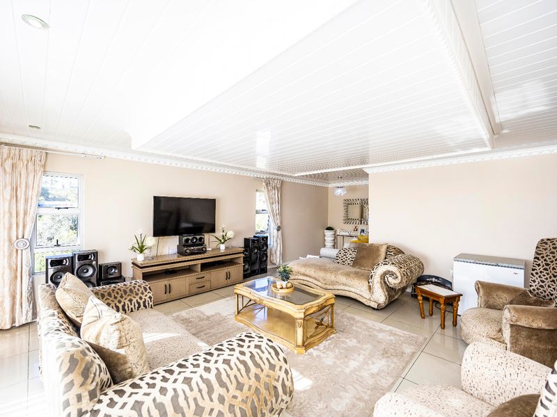 Spacious 6-Bedroom Home for Sale in Summerpride - Photo 8