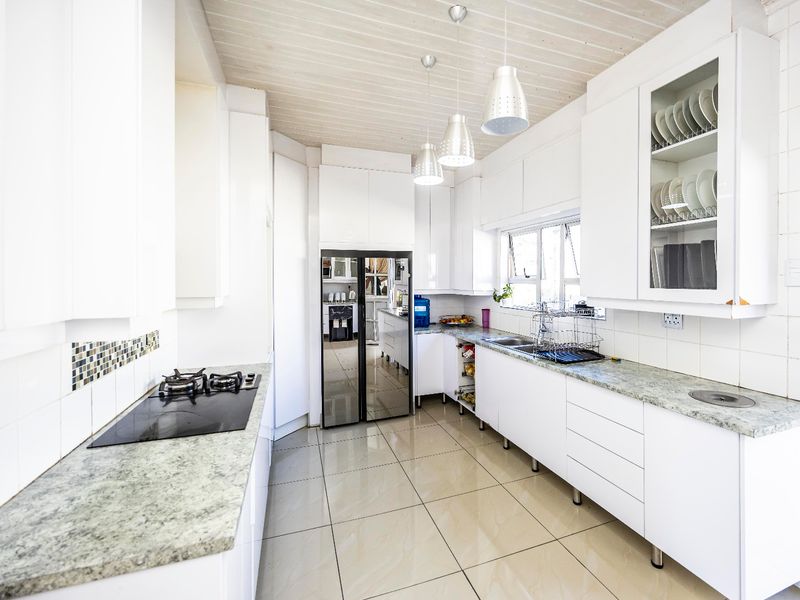 Spacious 6-Bedroom Home for Sale in Summerpride - Photo 6