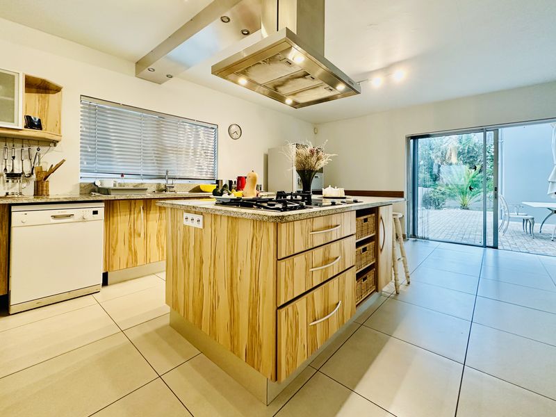 5-Bedroom Luxury Living with Breathtaking 360° Views - Photo 10