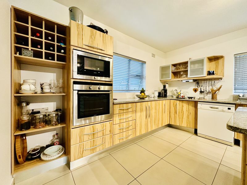 5-Bedroom Luxury Living with Breathtaking 360° Views - Photo 9