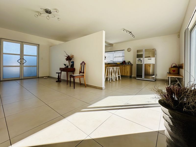 5-Bedroom Luxury Living with Breathtaking 360° Views - Photo 7