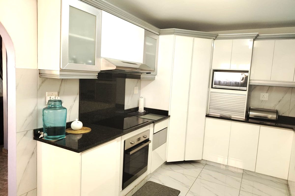 Extremely neat, double storey three bedroom family home. - Photo 4