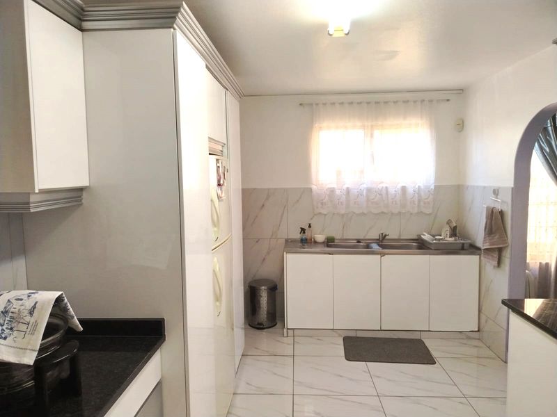 Extremely neat, double storey three bedroom family home. - Photo 3