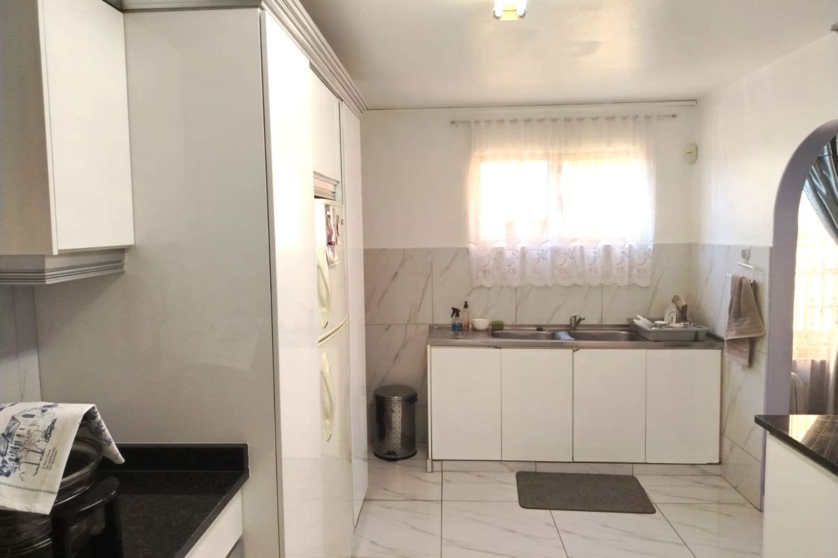 Extremely neat, double storey three bedroom family home. - Photo 3