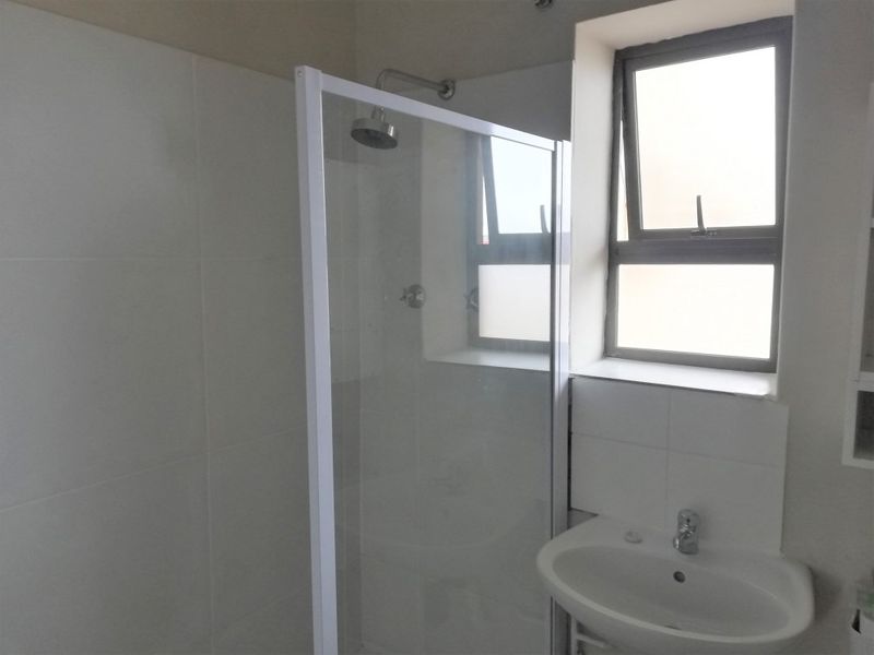 Spacious 2 Bedroom Apartment in Prime Location – Caxton Street Area - Quigney - Photo 6