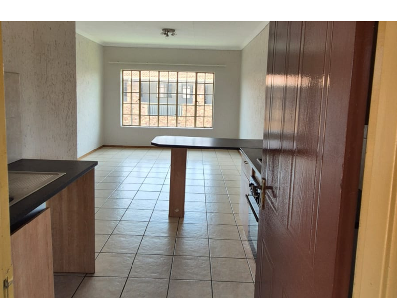 Modern 2-Bedroom First-Floor Apartment in a Prime Location - Photo 5